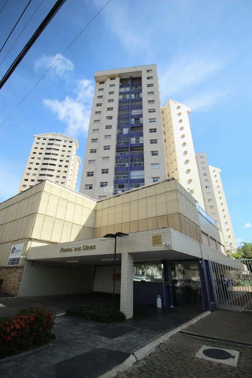 EXCELENTE APARTAMENTO DE TRÊS QUARTOS COM ARMÁRIOS SENDO UMA SUITE, BANHEIRO SOC...