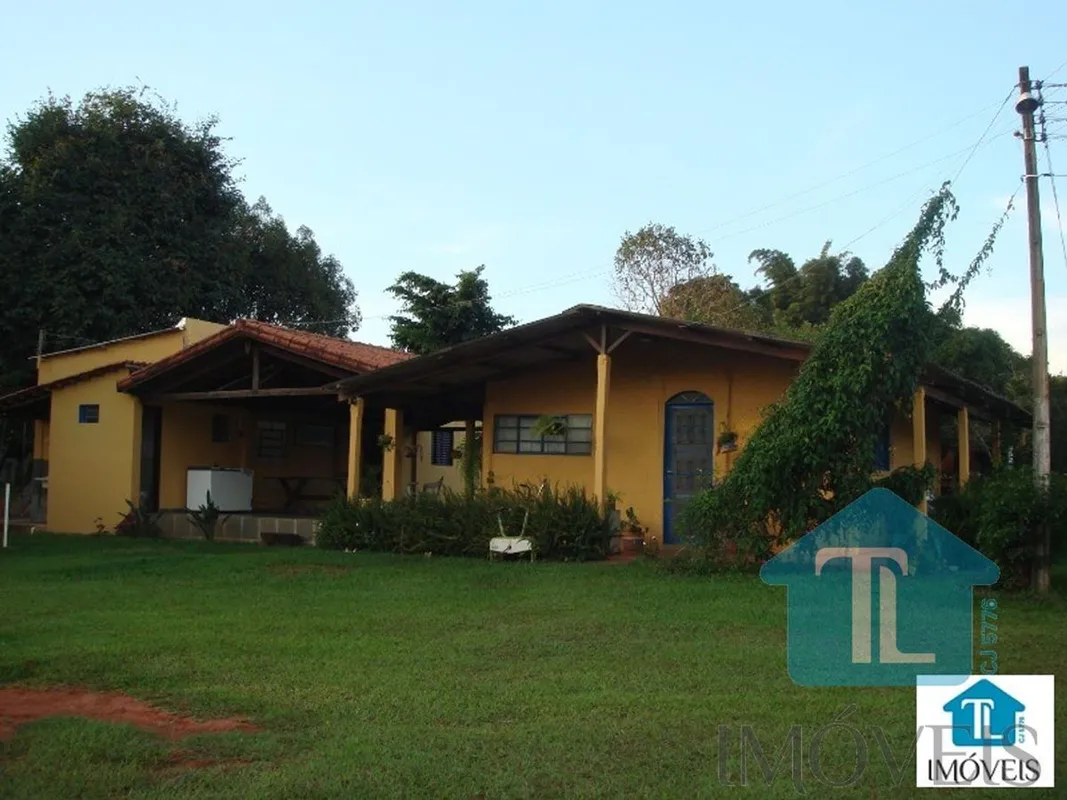 - 2 CHÁCARAS JUNTAS;- COM CASA PRINCIPAL;- CASA DE CASEIRO;- DIVISÃO PASTO;- TOD...