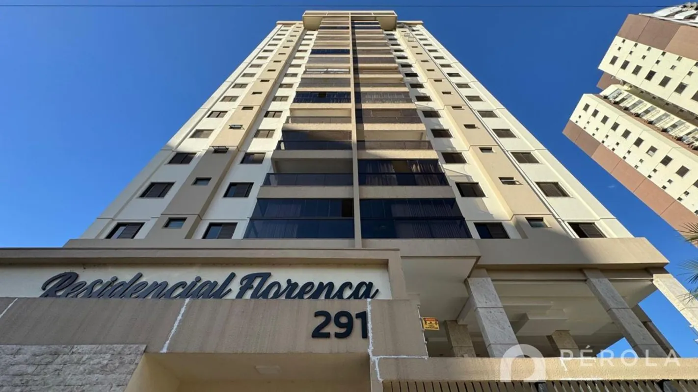 Apartamento com três quartos sendo um suíte, sala para três ambientes, ampla var...
