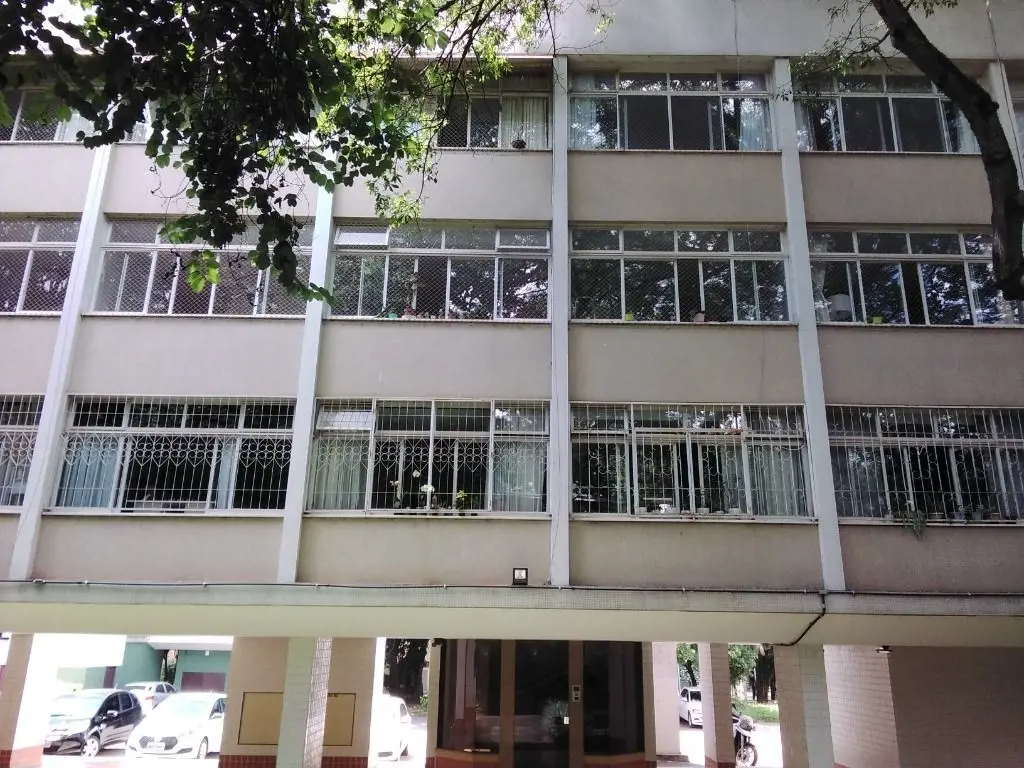 Ótimo Apartamento na SQS 407, Bloco R.Com 83,00m², situado no segundo andar.Comp...