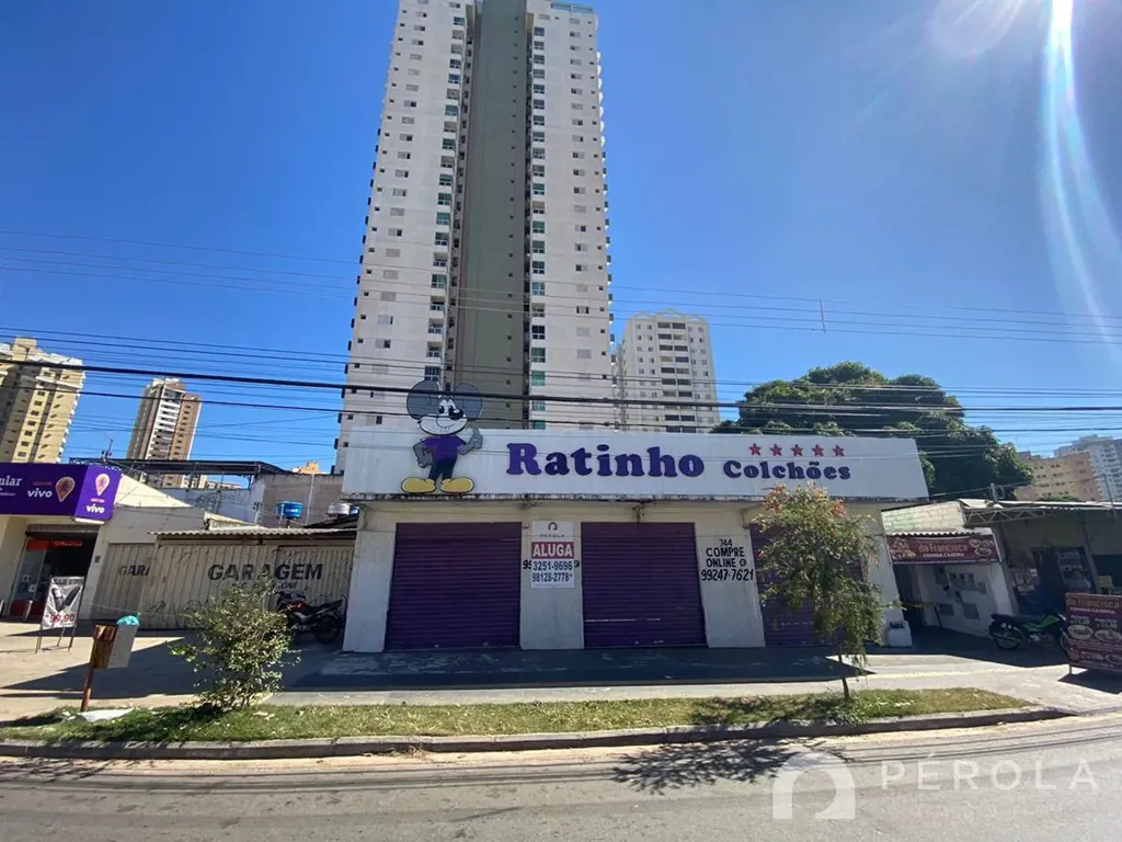 Excelente imóvel comercial com três lojas e um banheiro medindo 36 m² cada. Casa...