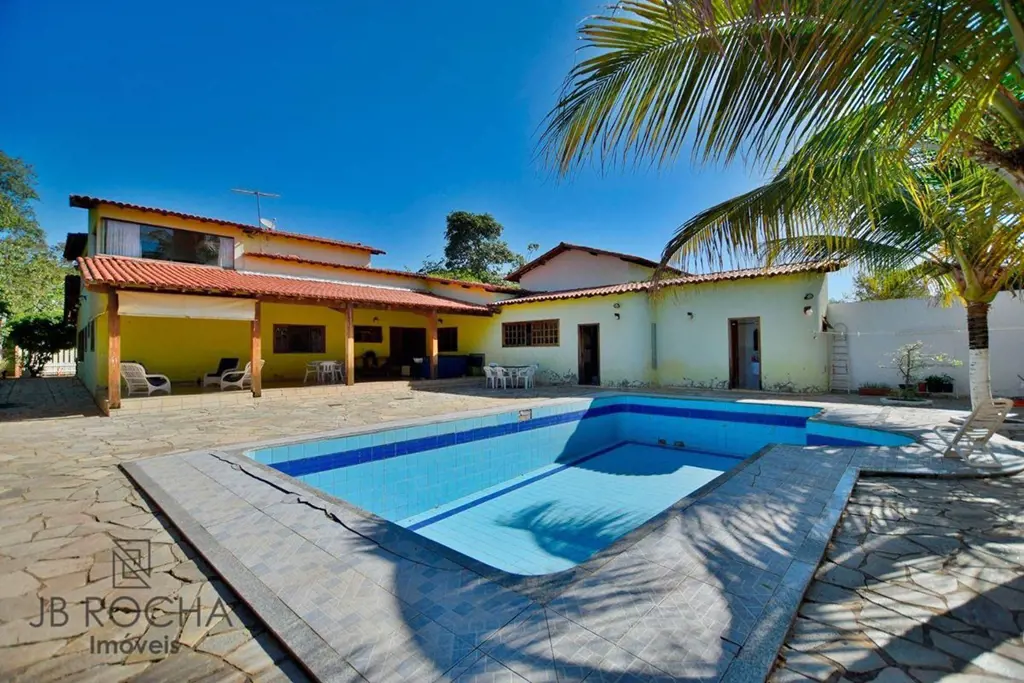 JB ROCHA IMÓVEIS VENDE ( ACEITA PERMUTA )Casa integrada a natureza no Condomínio...