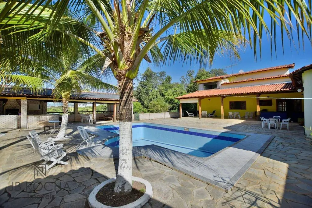 JB ROCHA IMÓVEIS VENDE ( ACEITA PERMUTA )Casa integrada a natureza no Condomínio...