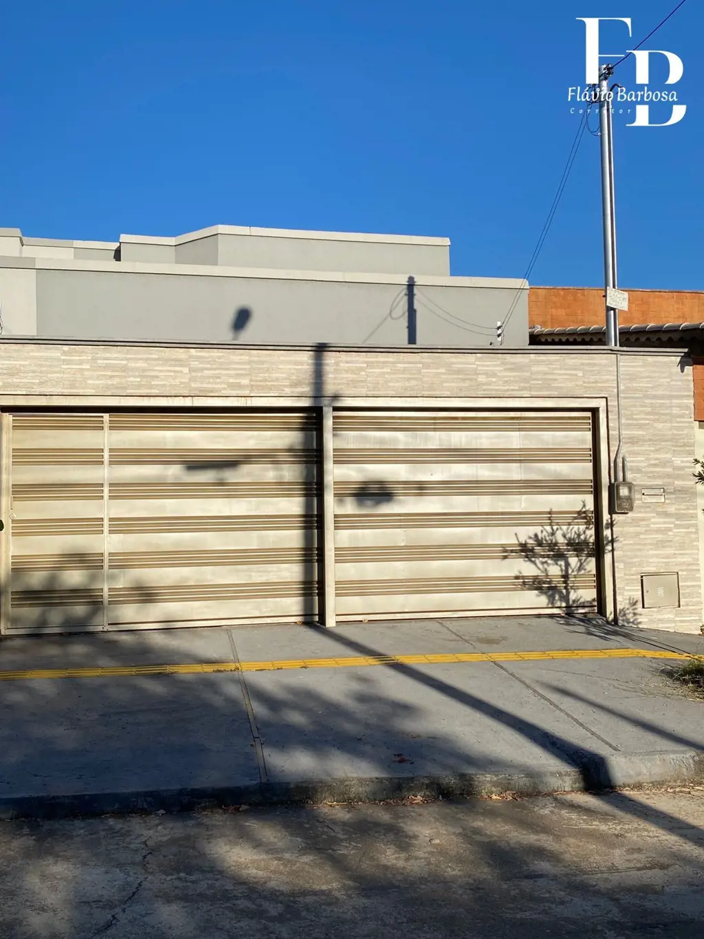 ? 3 quartos sendo 3 suítes, ?Sala ampla com pé direito duplo e projeto de ilumin...