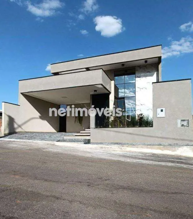 Magnifíca casa em condomínio fechado com casas novas de alto conceito, área apro...