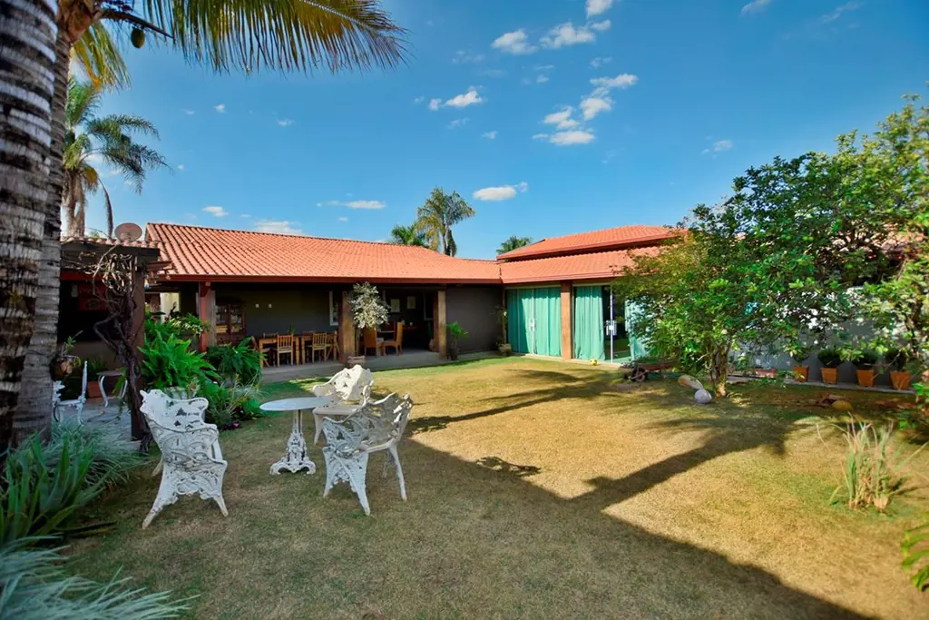 Quer morar em uma linda casa, com um belíssimo jardim e área gourmet para você r...