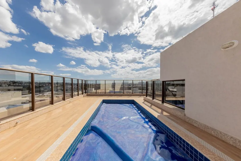 Apresentamos excelente cobertura duplex para locação :3 quartos sendo 1 suíte200...