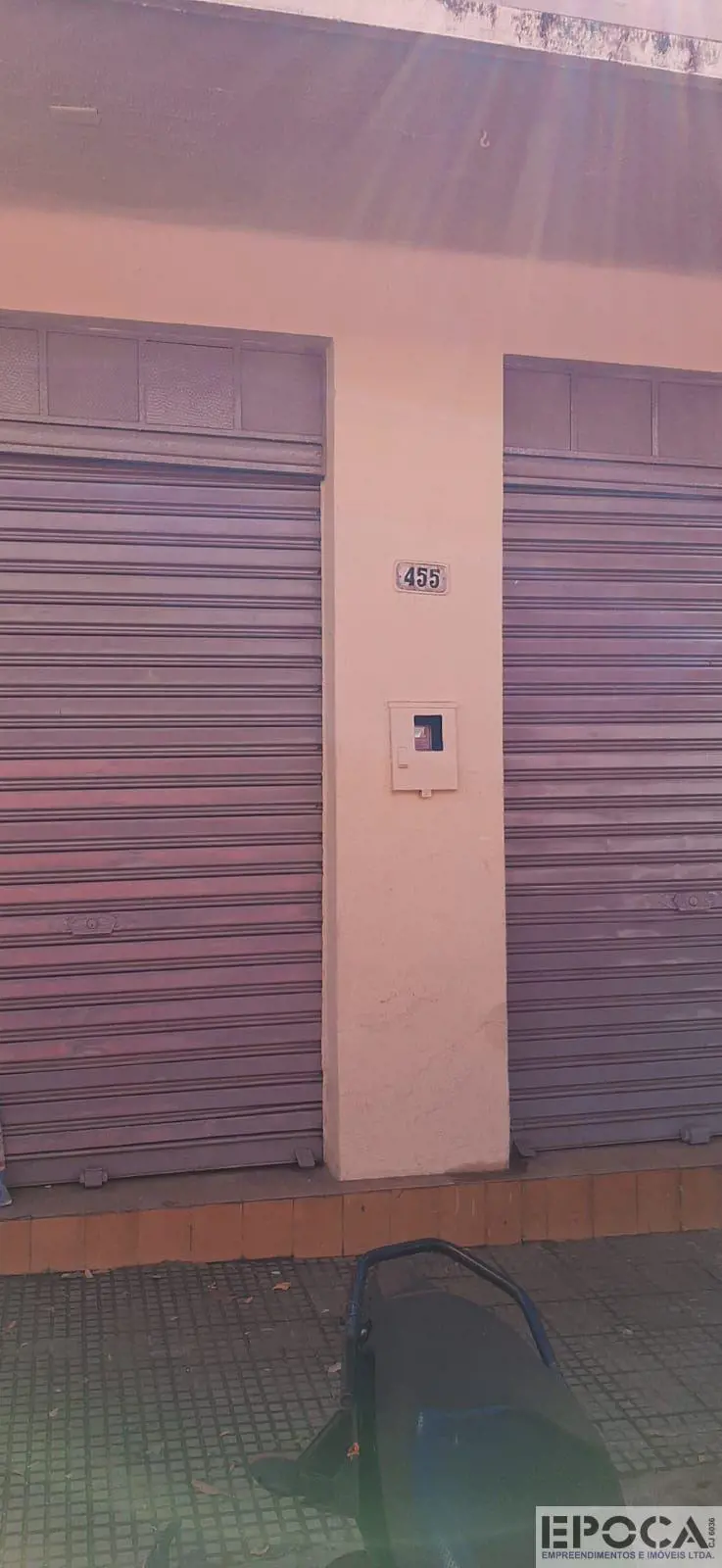LOJA TÉRREA COM 40m², COZINHA, 01 BANHEIRO E ANEXO AO FUNDO. POSSUI 02 PORTAS DE...