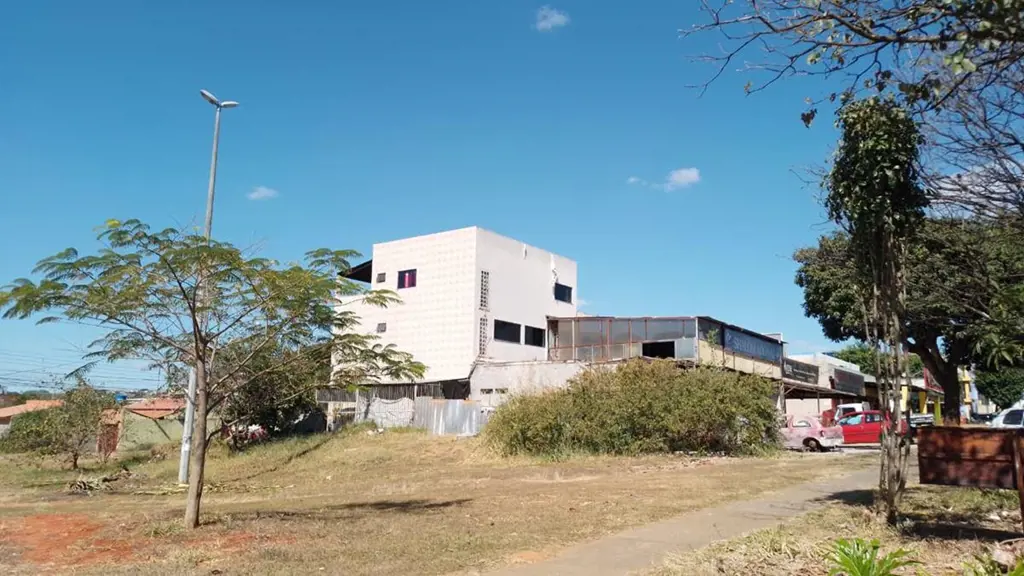 Fernanda Vende Sua CasaPrédio em Sobradinho com 6 lojas e 2 apartamentos no anda...