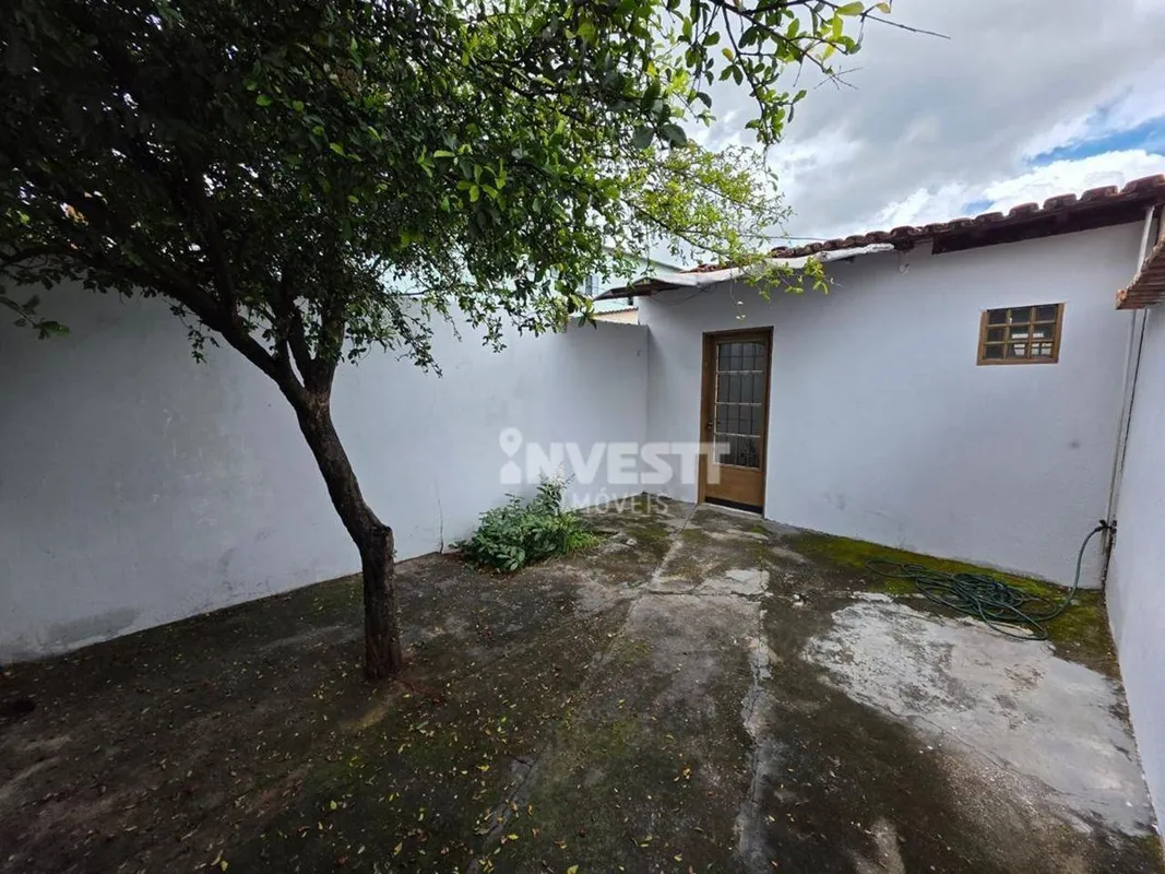 CÓD: 622072Casa residencial com 1 dormitório, sala, cozinha, área de serviço e 1...