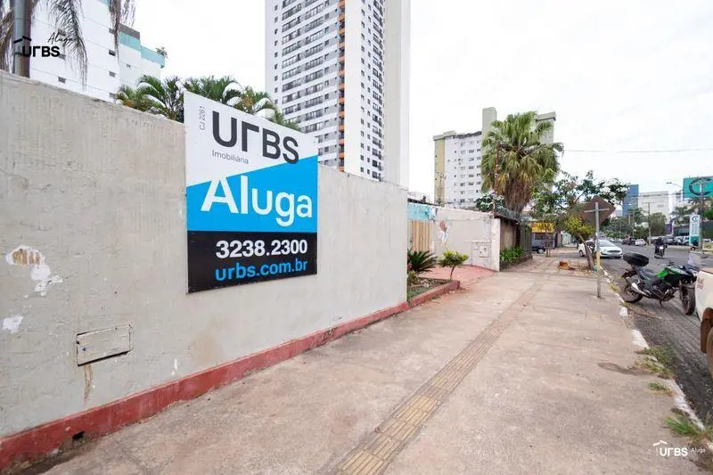 Construção no fundo do lote, ficando uma área espaçosa na frente com garagem par...