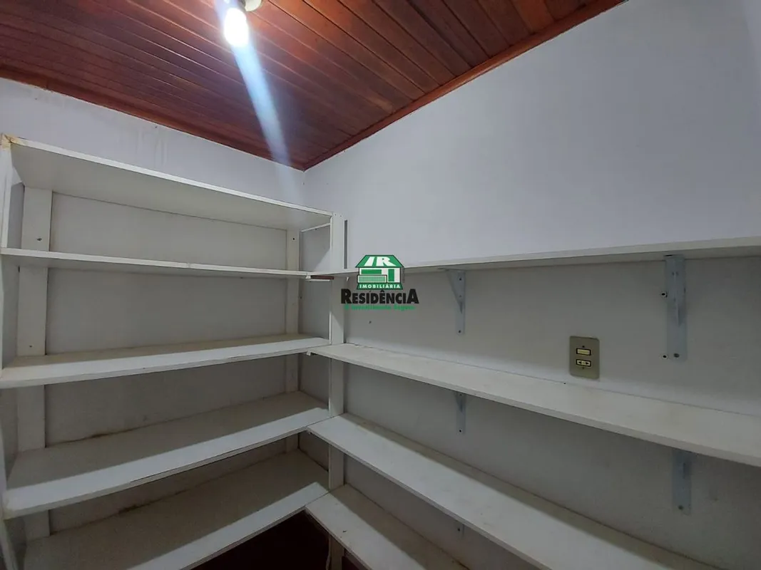Casa contendo: 03 quartos sendo 01 suíte com box,02 ambientes de sala, Cozinha c...