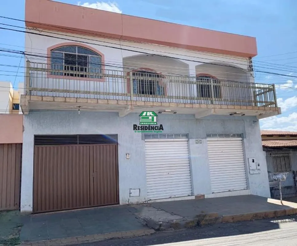 Imóvel comercial contendo: 01 sala comercial com aproximadamente 200 m², 02 banh...