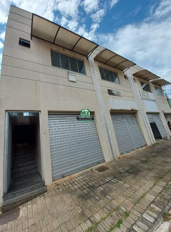 Sala comercial medindo aproximadamente 50 m, divisória em gesso, 01 banheiro soc...