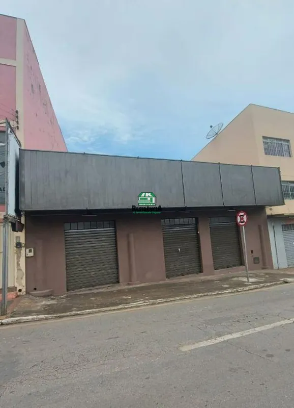 Sala comercial medindo aproximadamente 50 m², 01 banheiro social. 29/08/23