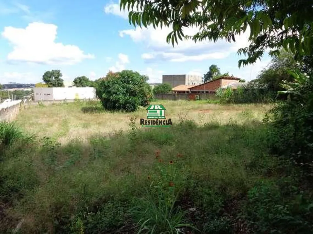 Lote no Bairro de Lourdes,com aproximadamente 800m²,murado, com portão. 29/08/23...