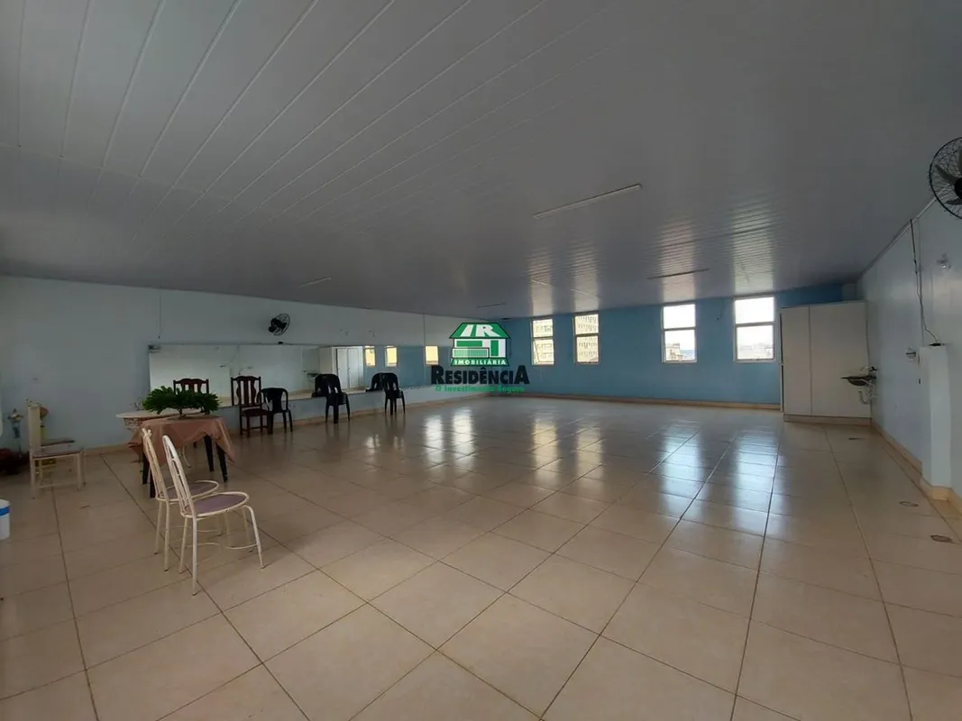 sala sobreloja comercial contendo:02 banheiros,escadas,espelhos.120 metros quadr...