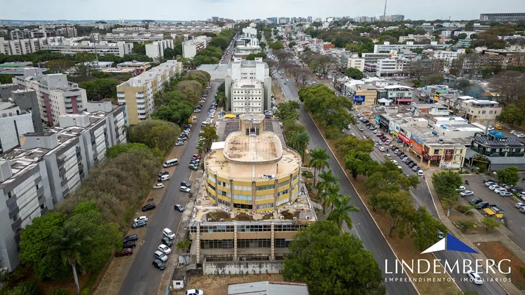 Excelente sala, de canto, com 130m2, clara, com piso vinílico novo, ventilada e ...