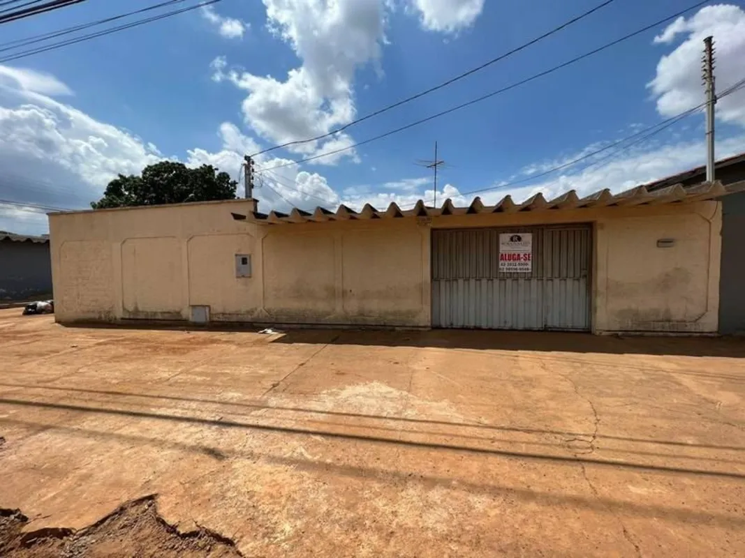 ALUGA-SE CASA COM AMPLO QUINTAL - BAIRRO GOIÁ | GOIÂNIA-GOSão 350 m², com:. 3 qu...