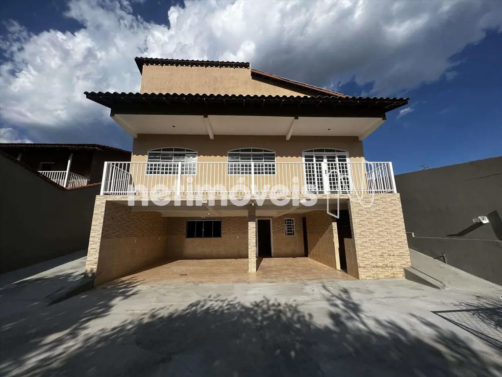Descubra o conforto deste sobrado de 256m² com acabamento de alta qualidade 3 Qu...