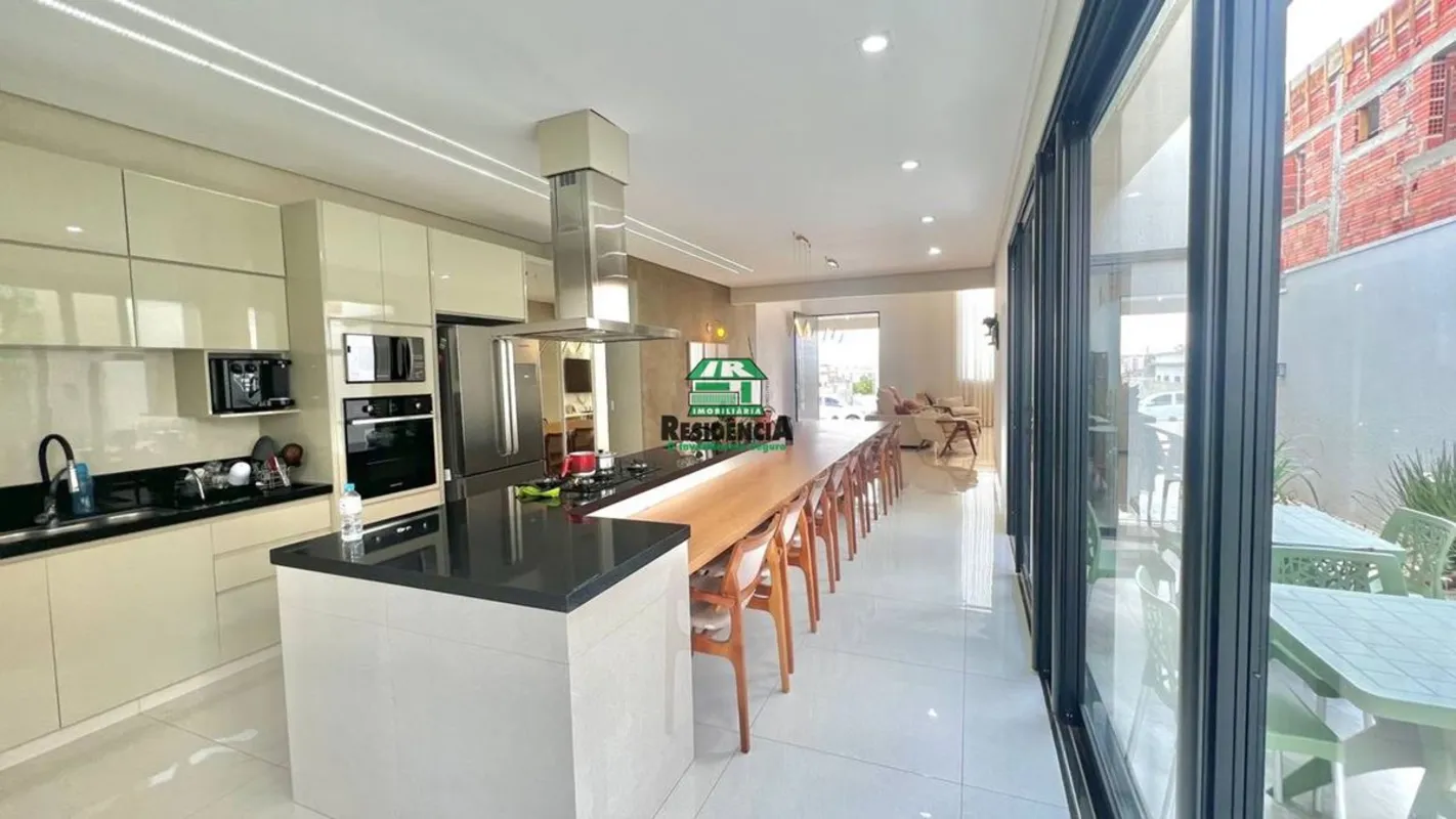 -Lote escorrido para rua contendo 420m²-Área construída 246m²-03 suítes sendo um...