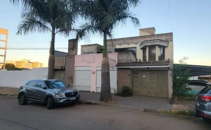 Prédio comercial com aproximadamente 636,00m² de área construída. Contém 1 apart...