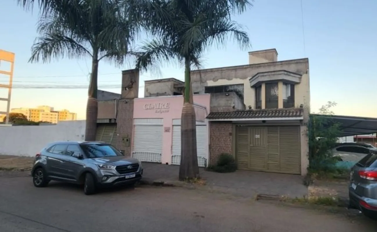 Prédio comercial com aproximadamente 636,00m² de área construída. Contém 1 apart...