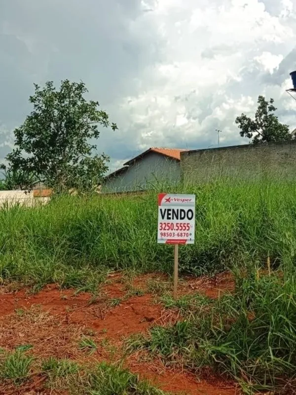 Lotes de cabeça de quadra esquina com a Rua RSL-1, área residencial com linha de...