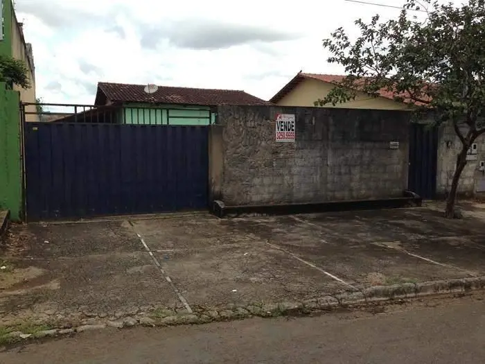 Lote de 429,00 m, sendo 13,00m de frentes, 13,00m de fundos com o lote 05, 33,00...