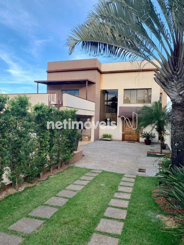 Condomínio Jardim Botânico V Casa ampla contendo: 4 suites (uma master com banhe...