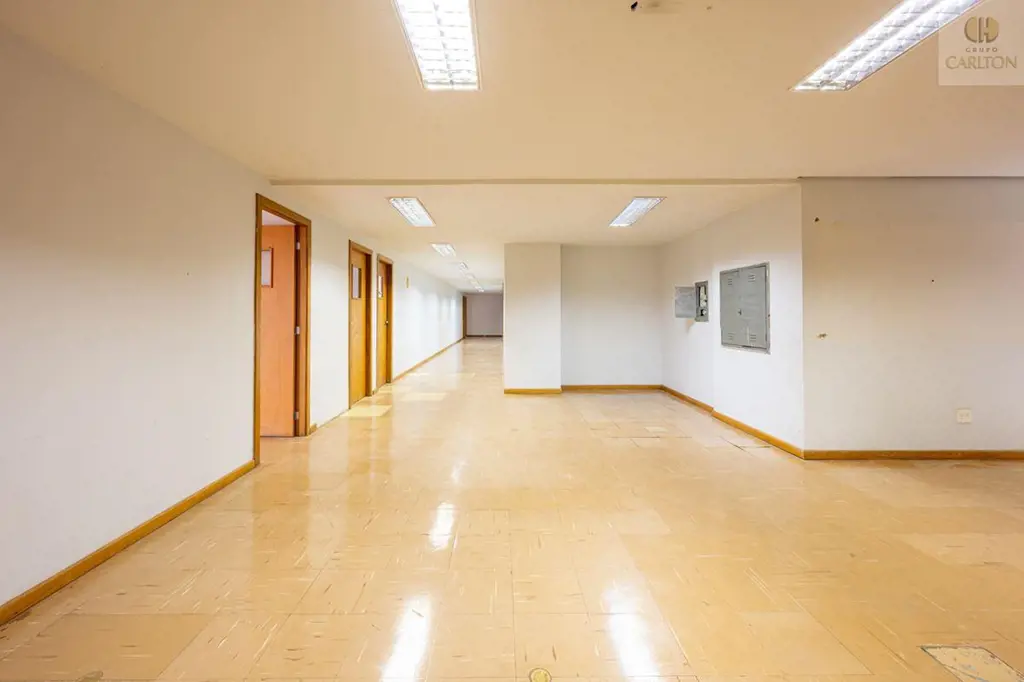 Caraterísticas da sala:- Em vão livre, com divisórias em drywall;- Vazada;- Com ...