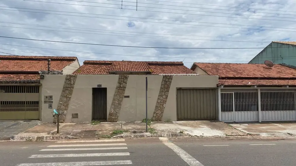 Vende-se Casa no Setor Jardim Planalto Residencial em Goiânia, sendo 3 quartos, ...