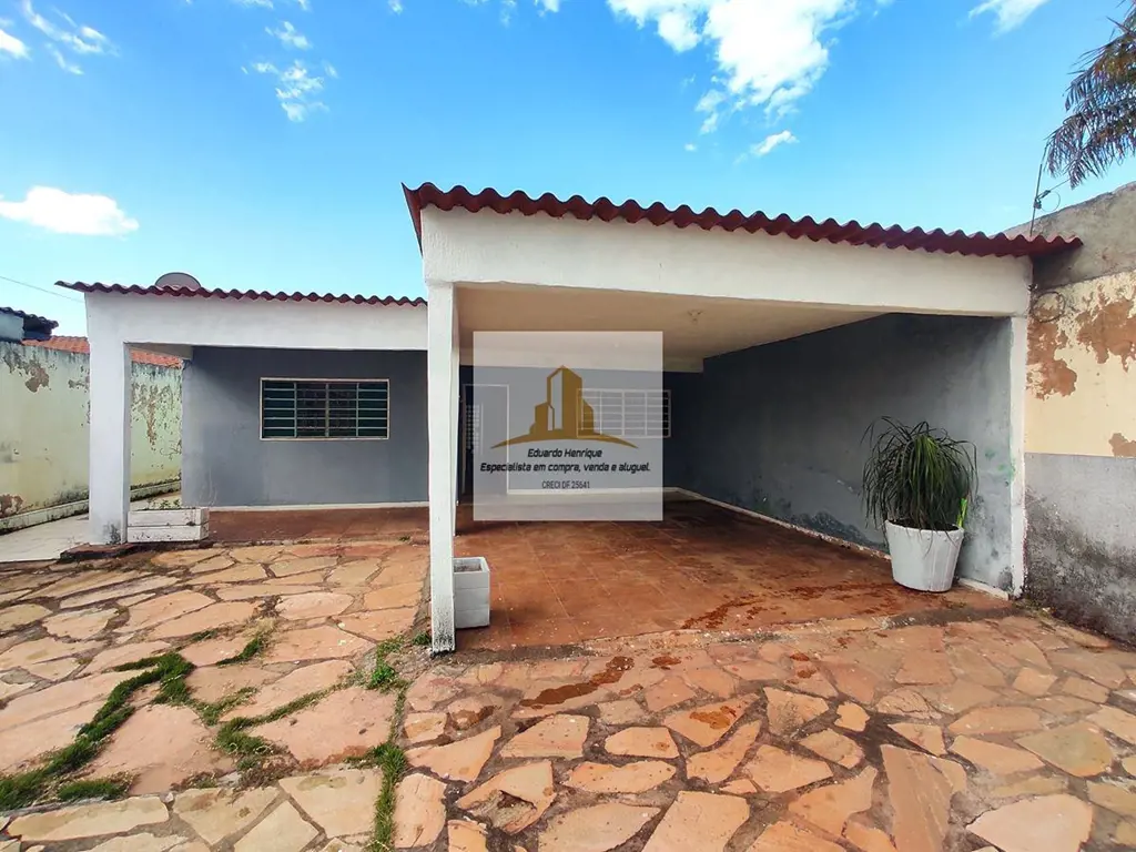 Excelente casa na laje, pronta para ser terminada.Condomínio residencial fechado...