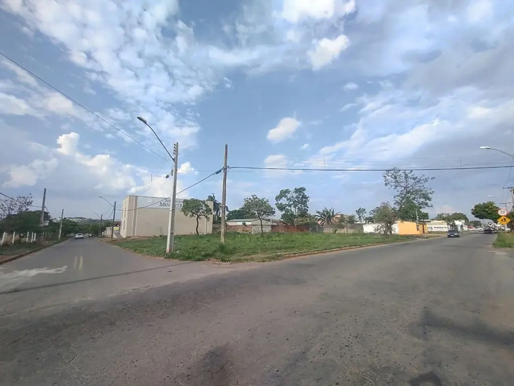 Lote para locação de 445 m² na prestigiada Avenida La Paz, Setor das Nações, Goi...