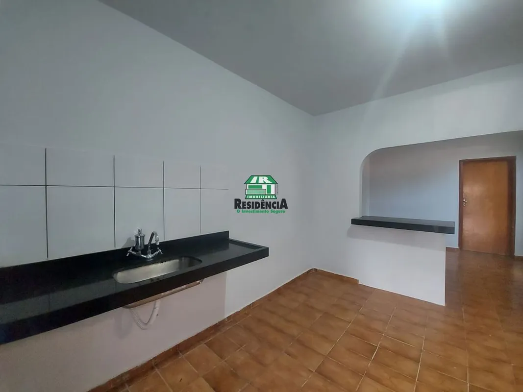 Casa na Av.tiradentes contendo: -01 quarto sendo suíte. -Sala. -Cozinha. -Área d...