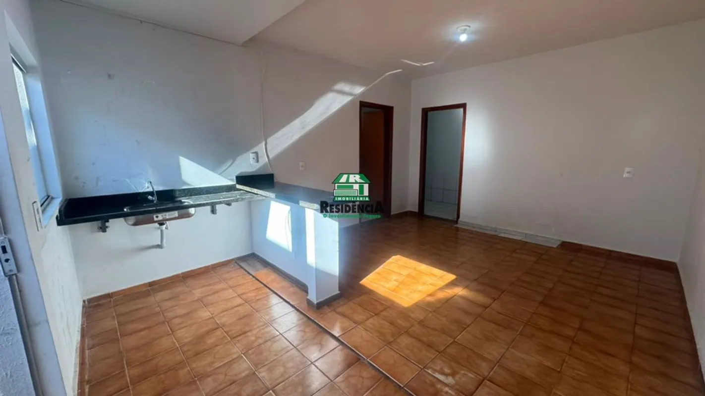 Casa contendo:-02 quartos sendo 01 suíte.-Sala conjugada com cozinha. -Área de s...