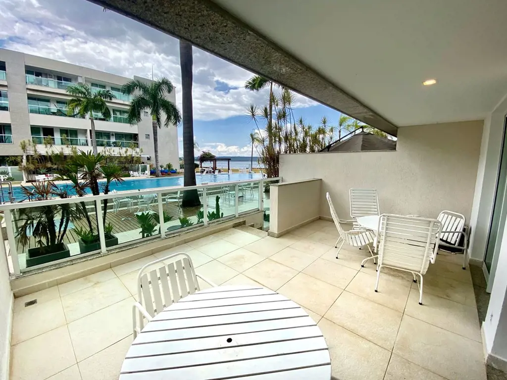 Frontal piscina, linda vista para o lago — raridade no condomínio!Condomínio e I...