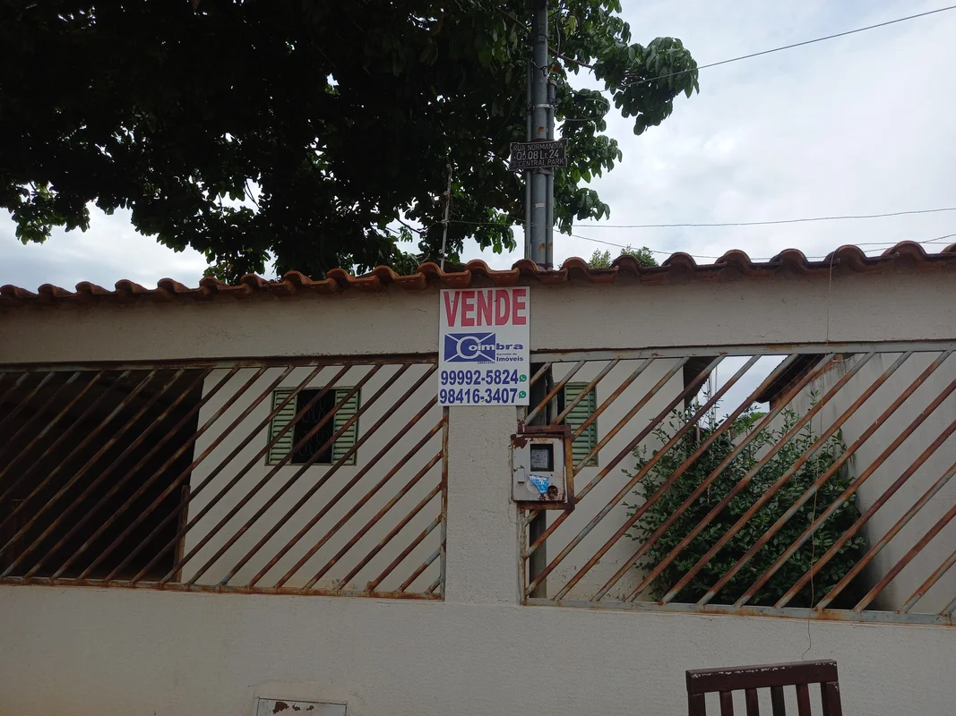 Vende uma casa 3 quartos forrada muito boa perto da prefeitura de Aparecida fone...