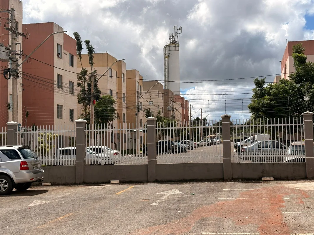 Apartamento de 02 Quartos com estacionamento em frente ao prédio, comercio e tra...