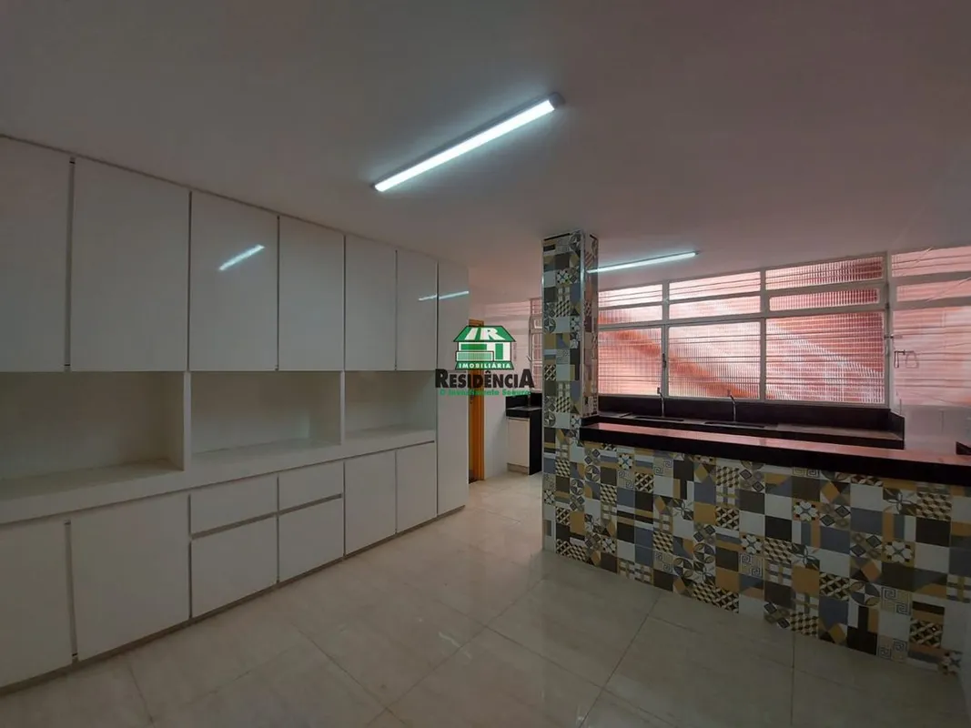 Casa Comercial ou ResidencialImóvel amplo e bem distribuído, ideal para residênc...