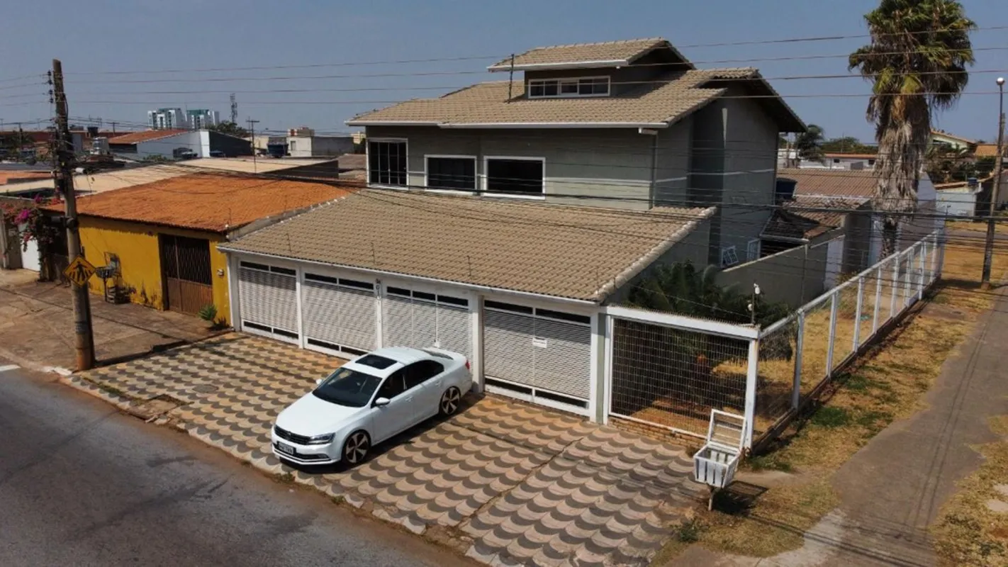 LINDO SOBRADO MODERNO, 4 QUARTOS, 2 SUÍTES, PISO EM PORCELANATO, CHURRASQUEIRA, ...