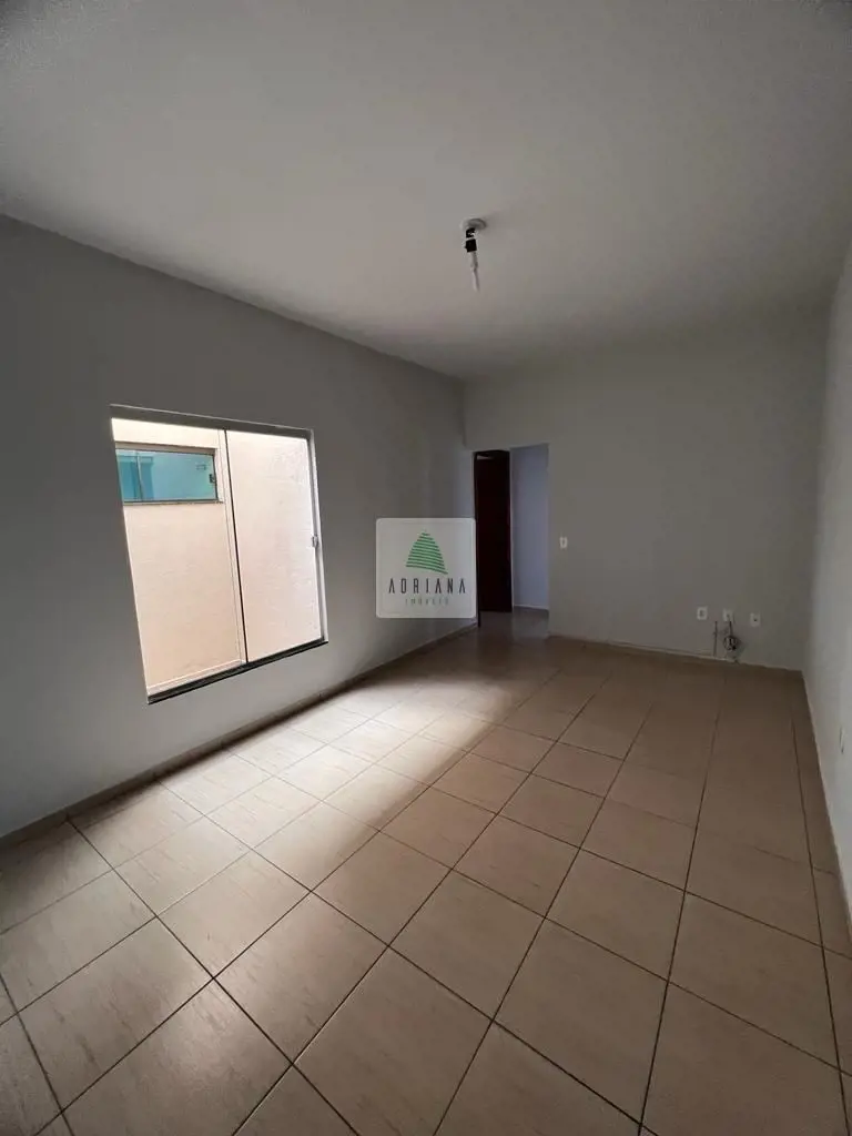 2 quartos, sendo 1 suíte, sala, banheiro social, cozinha, área de serviços, vaga...