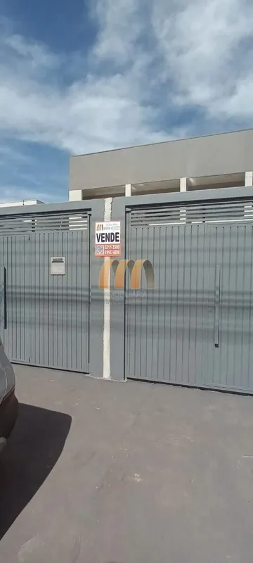 Casa à venda em Anápolis, localizada no Residencial Ana Caroline. O imóvel possu...
