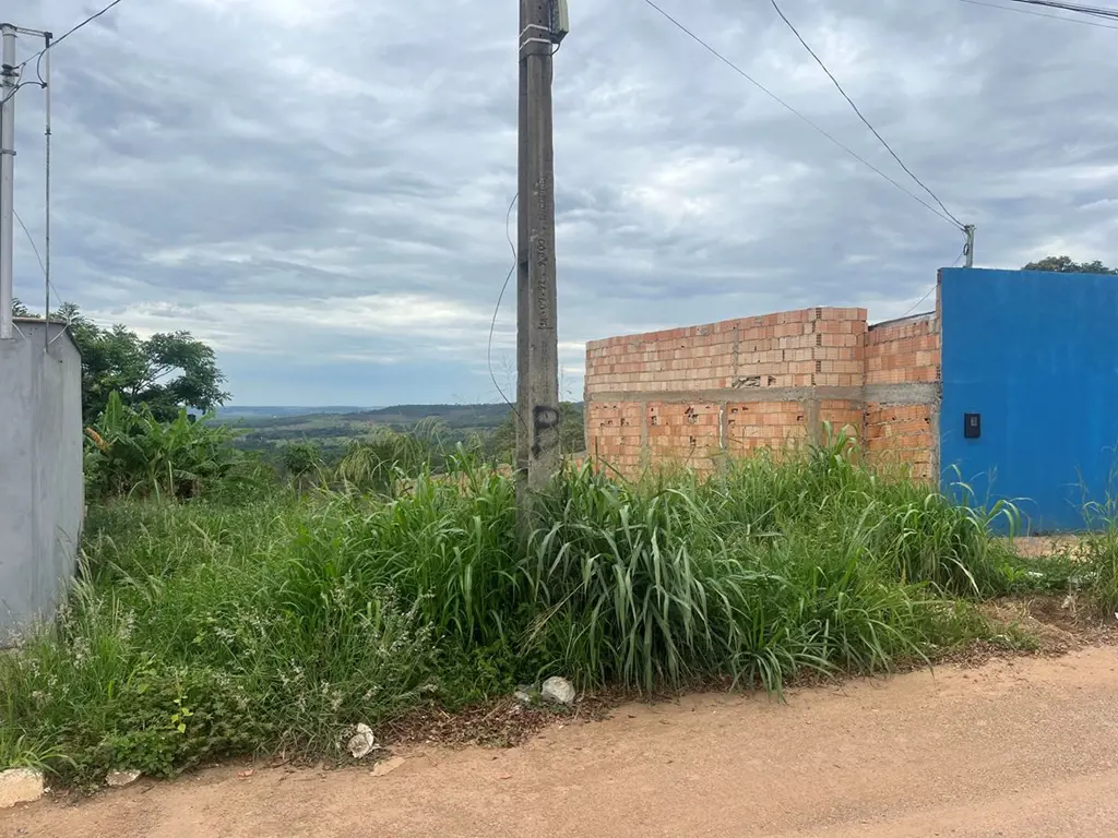Lote com muro nas duas laterais, próximo a BR, somente 250m de distância. Toda i...