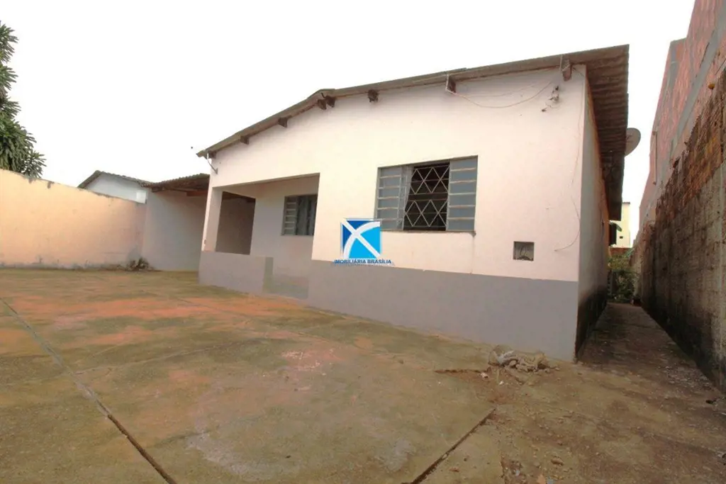 Imobiliária Brasília vende casa em Planaltina de Goiás no Setor Norte. Casa comp...