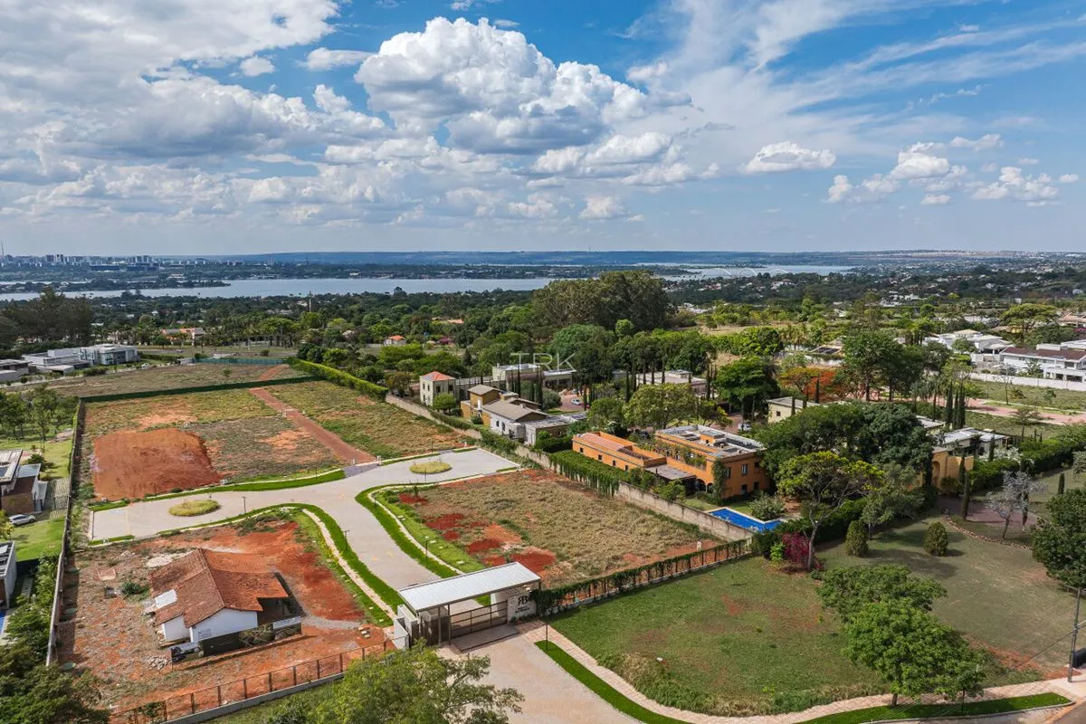 Terreno em condomínio fechado à venda na SMDB, conjunto 13, Lago Sul, Brasília.3...