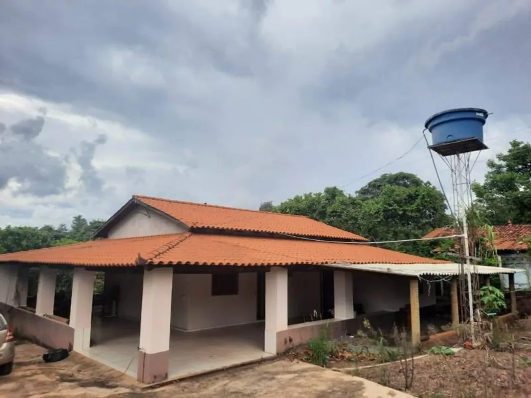 Vende-se chácara com 4.000 m² com:- 3 quartos;- 01 sala;- 02 cozinhas com bancad...