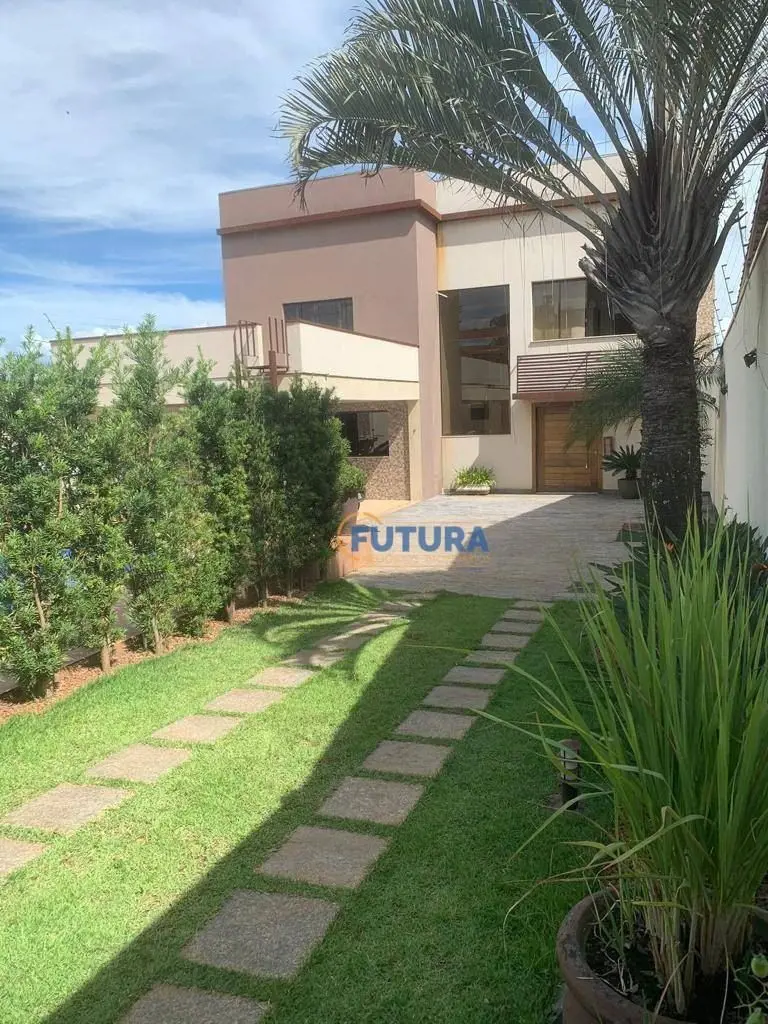 A FUTURA NEGÓCIOS IMOBILIÁRIOS disponibiliza para ALUGUEl;Casa ampla, com 4 suít...