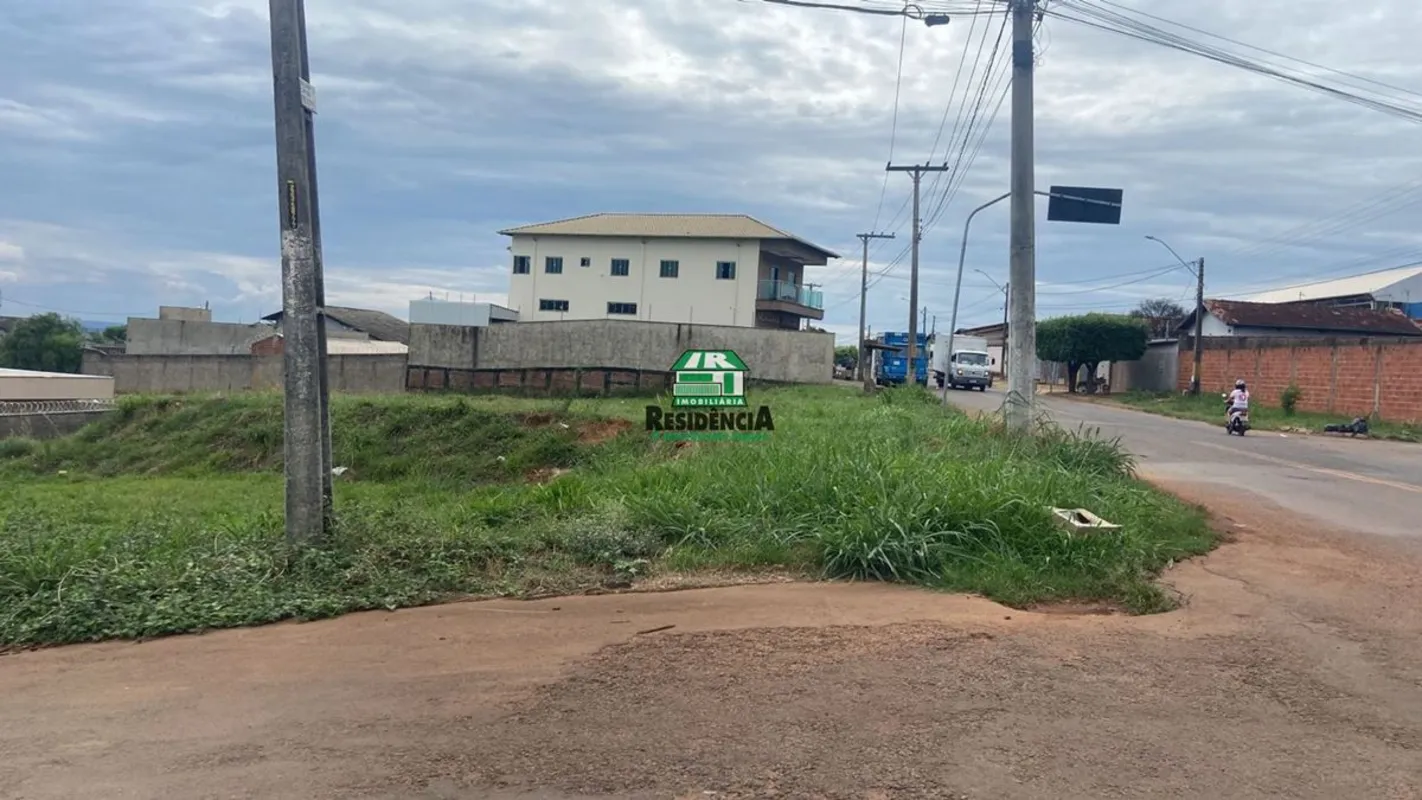04 lotes ao total, sendo 2 de frente para a Av. e 2 fazendo fundo. 2 lotes 300m²...