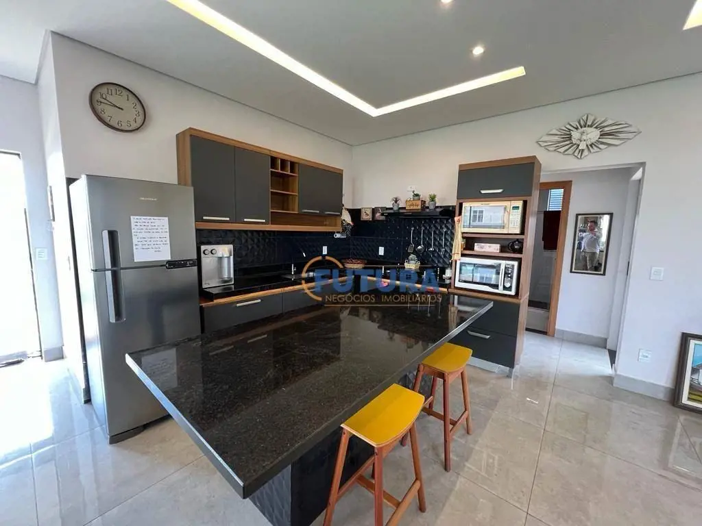 A FUTURA NEGÓCIOS IMOBILIÁRIOS disponibiliza para ALUGUEL;Linda casa com 1 Qto, ...